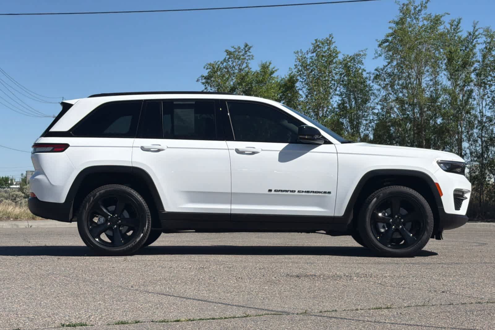 Used 2025 Jeep Grand Cherokee Limited w/ Black Appearance Package AWD/4WD image 8