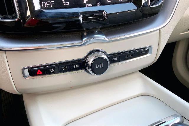 Used 2020 Volvo XC60 T5 Momentum image 34
