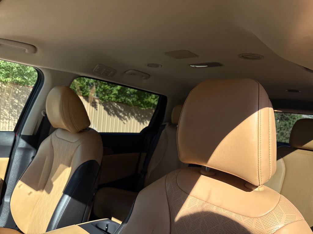 Used 2024 Kia Carnival LX FWD image 12