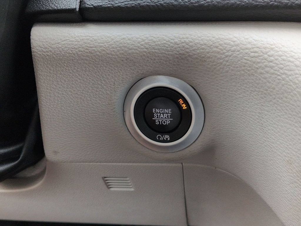 Used 2023 Chrysler Pacifica Touring-L FWD image 15