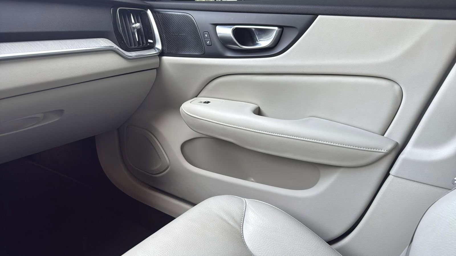 Used 2024 Volvo S60 T8 Plus image 24