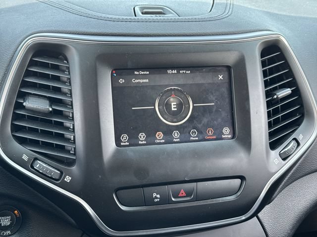 Used 2019 Jeep Cherokee Latitude Plus FWD image 18