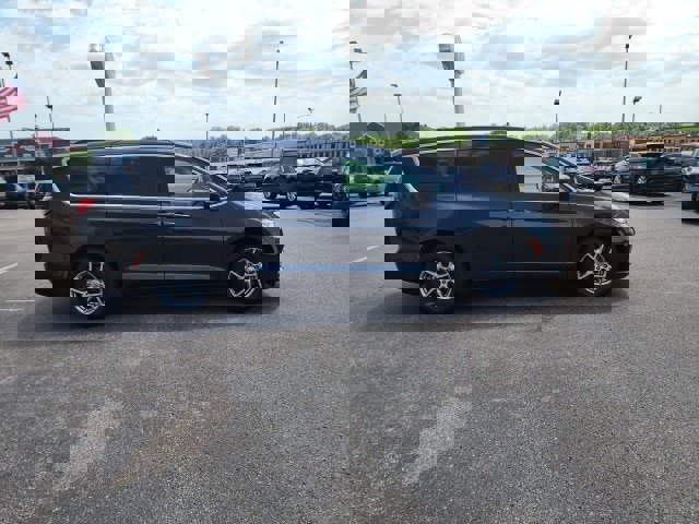 Used 2021 Chrysler Pacifica Touring image 6