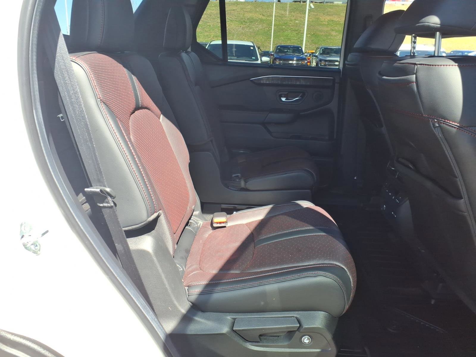 Used 2025 Honda Pilot Black Edition image 9