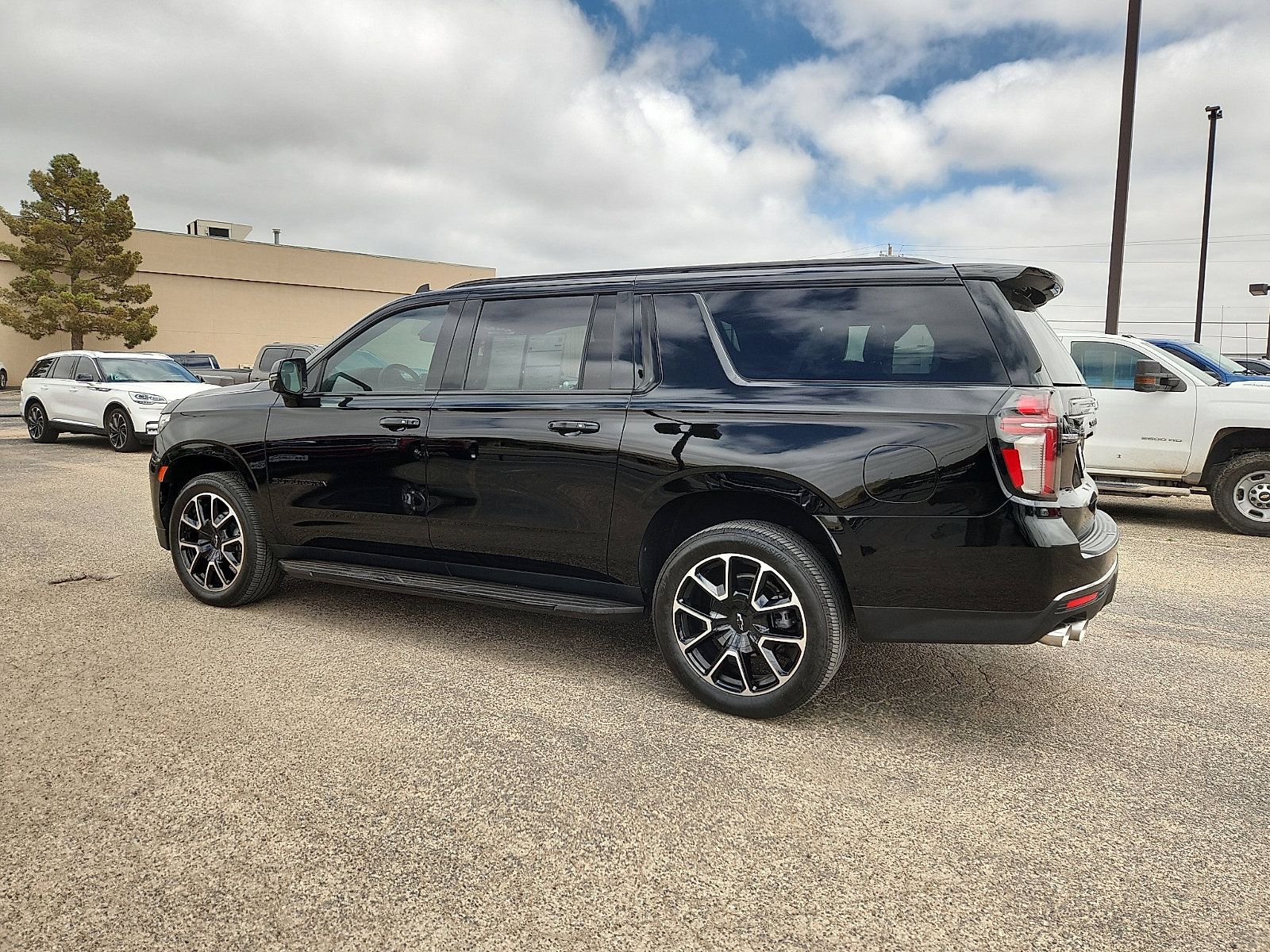Used 2022 Chevrolet Suburban RST w/ Sport Performance Package RWD image 4