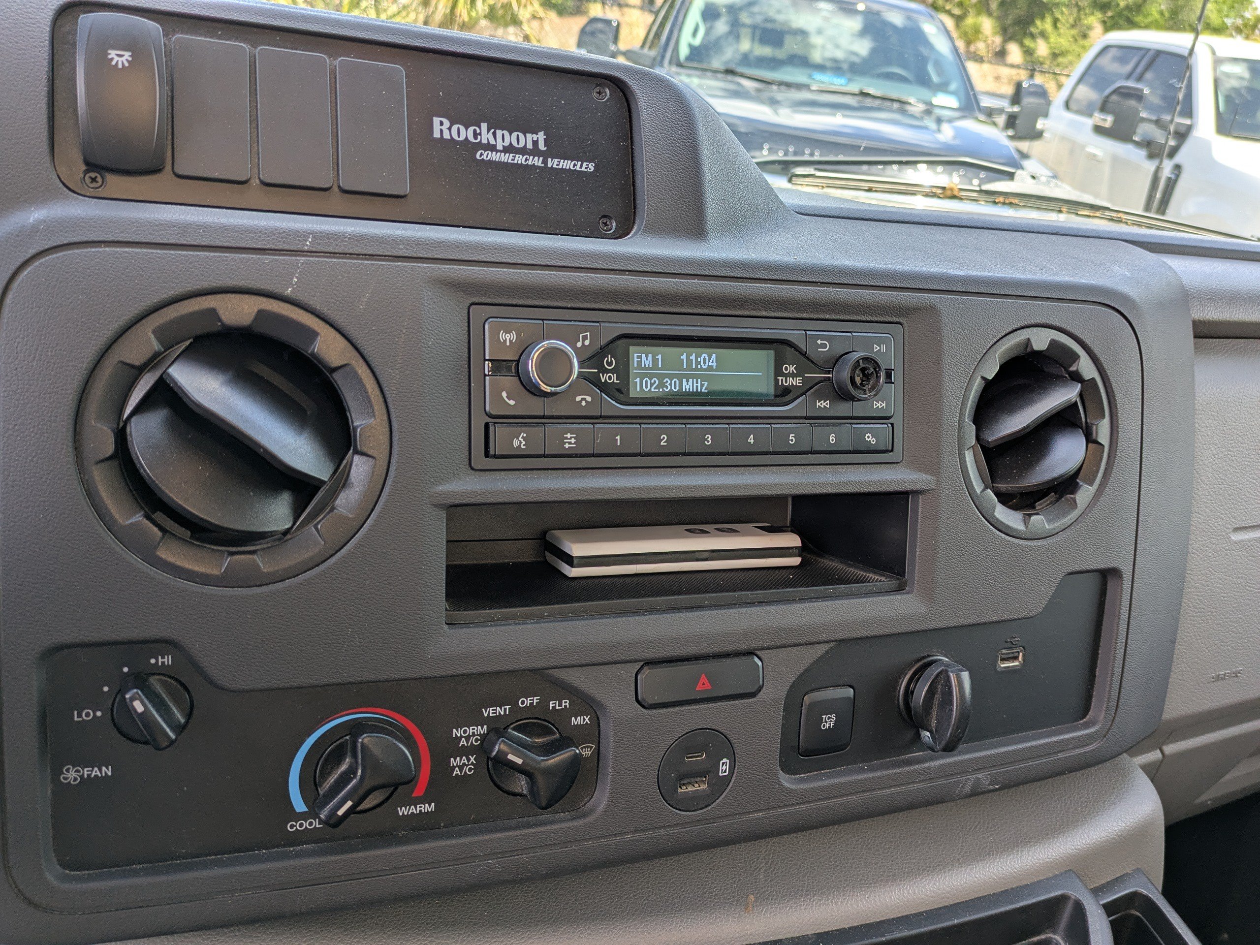 Certified 2023 Ford E-450 and Econoline 450 Super Duty w/ Power Windows & Locks Group RWD image 28