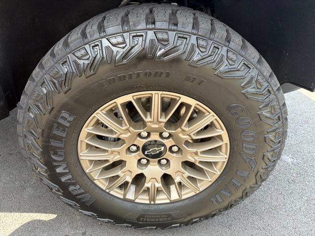 Used 2025 Chevrolet Colorado ZR2 w/ Technology Package AWD/4WD image 26
