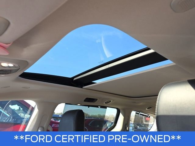 Used 2023 Chrysler Pacifica Limited w/ Uconnect Theater Family Group image 15