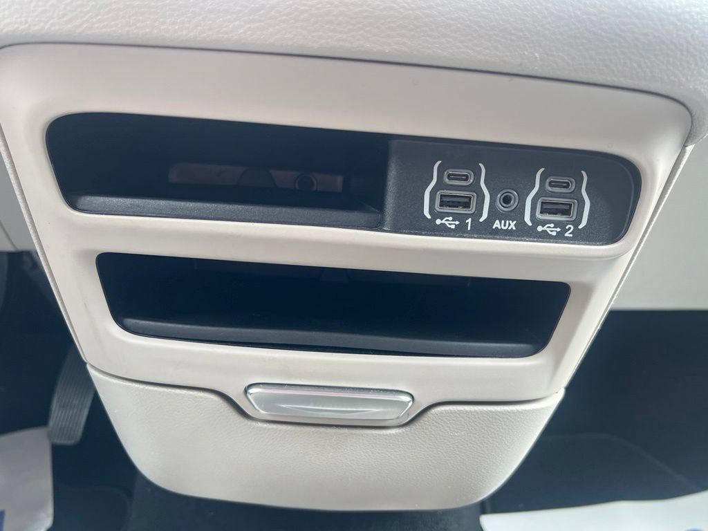 Used 2023 Chrysler Pacifica Touring-L FWD image 28