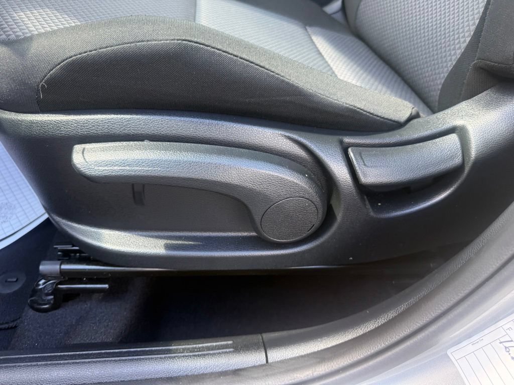 Used 2025 Kia Soul LX w/ LX Technology Package FWD image 17