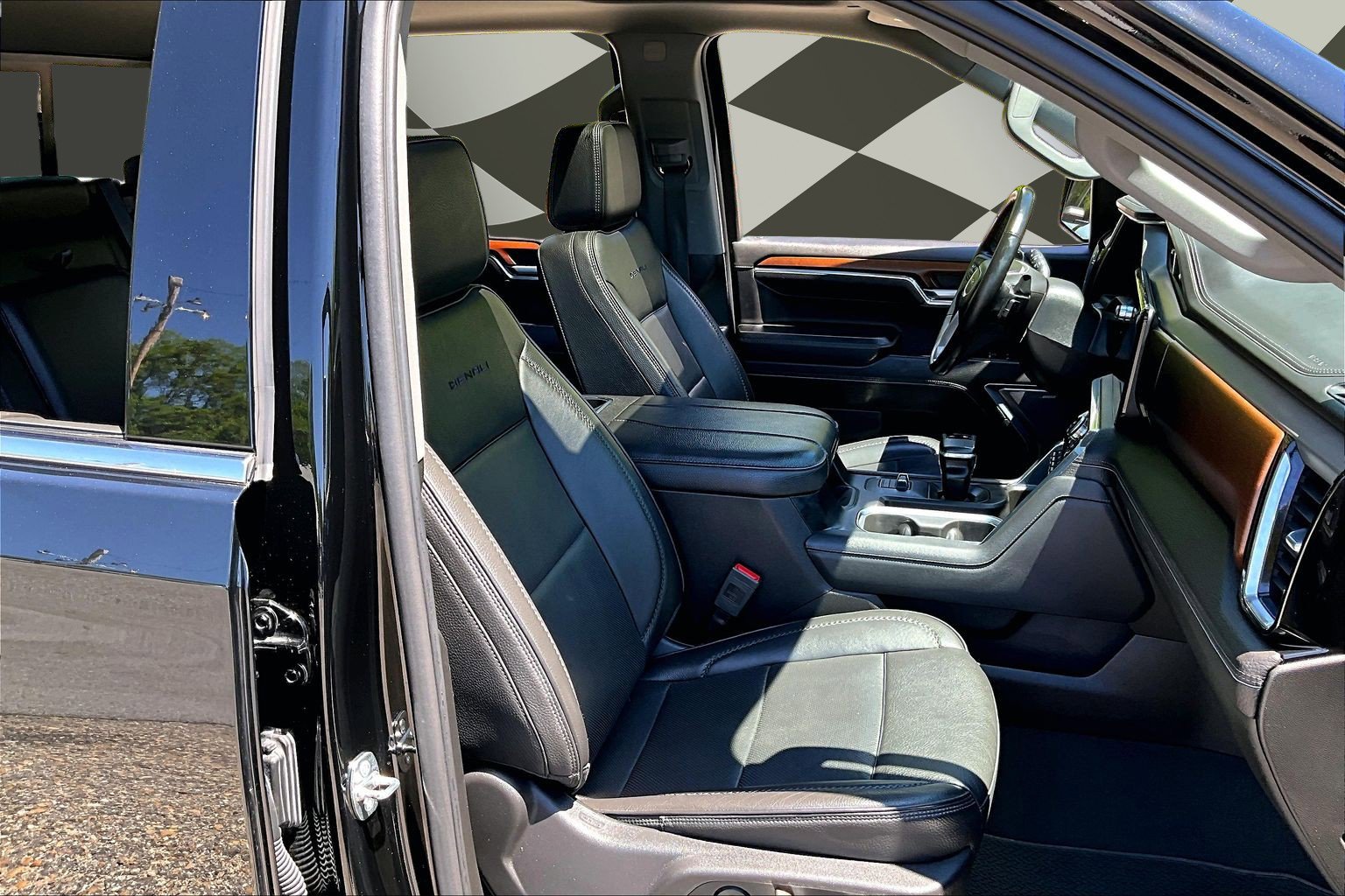 Used 2023 GMC Sierra 1500 Denali w/ Technology Package AWD/4WD image 7