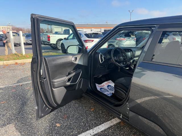 Used 2023 Kia Soul LX w/ LX Technology Package image 10