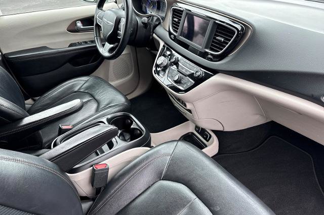 Used 2018 Chrysler Pacifica Touring-L FWD image 8