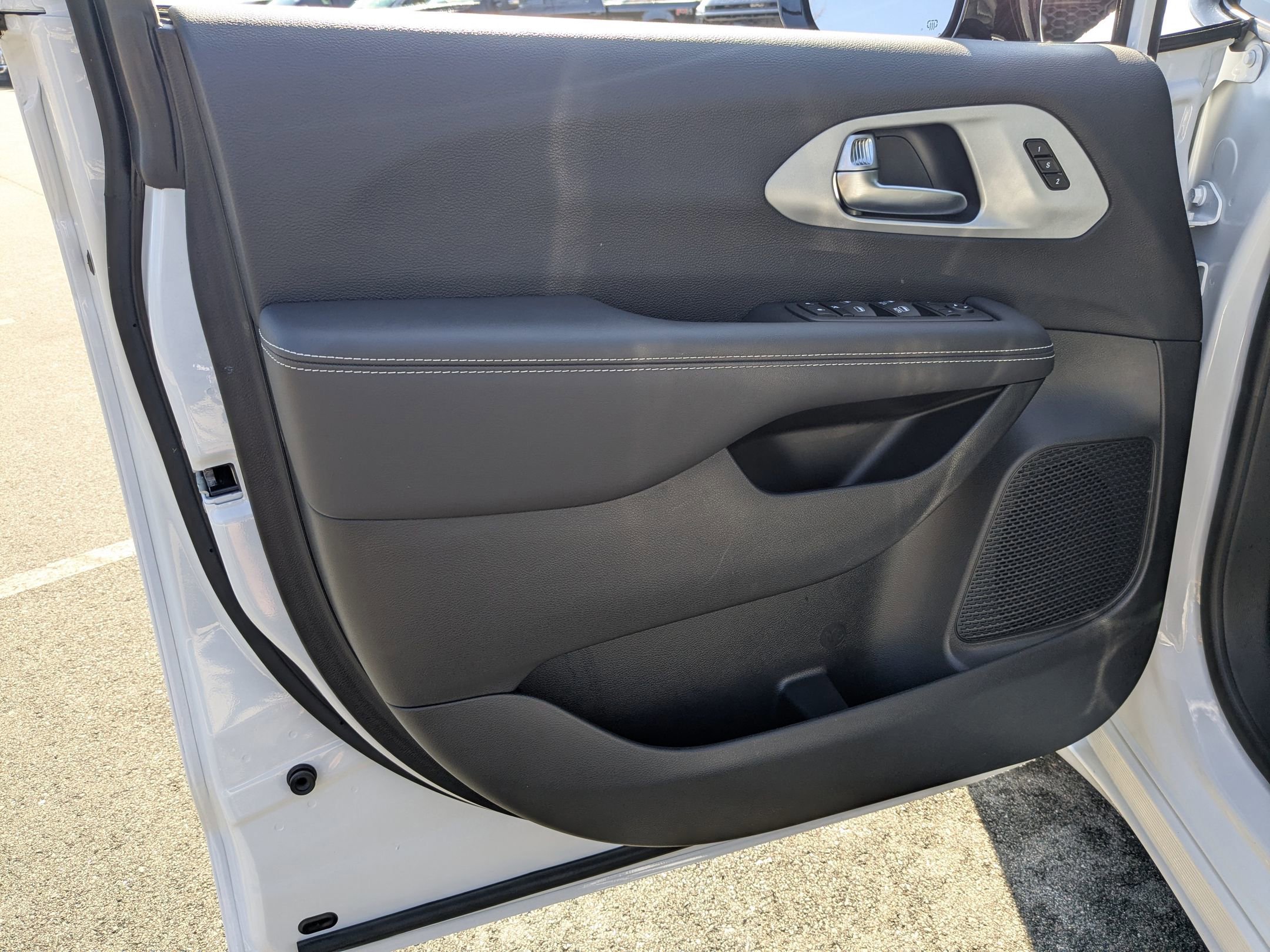 Used 2024 Chrysler Pacifica Touring-L w/ S Appearance Package image 12