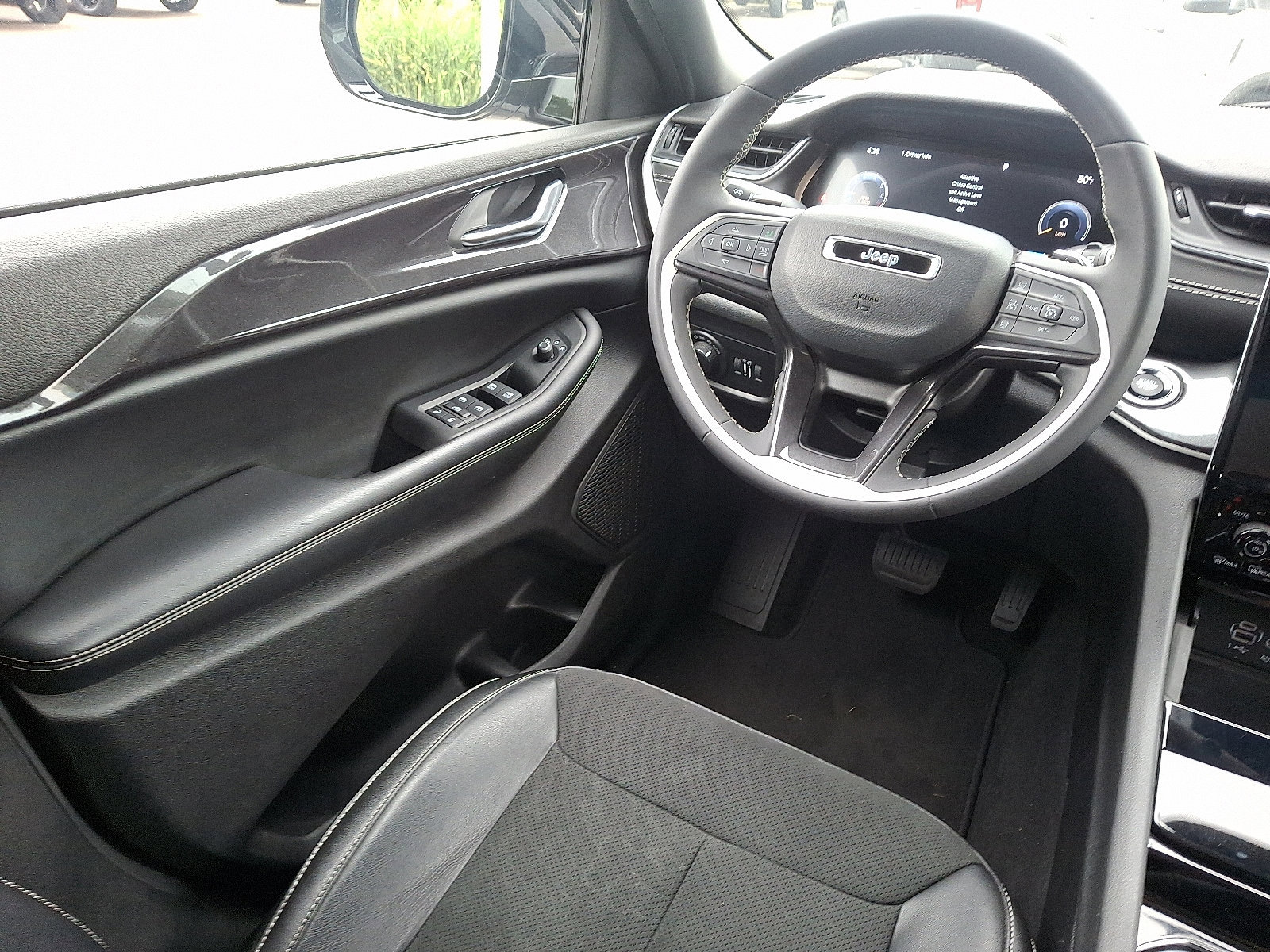 Used 2023 Jeep Grand Cherokee L Laredo image 14