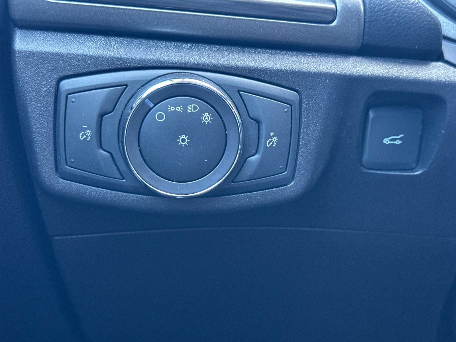 Certified 2018 Ford Fusion SE w/ Fusion SE Technology Package FWD image 32