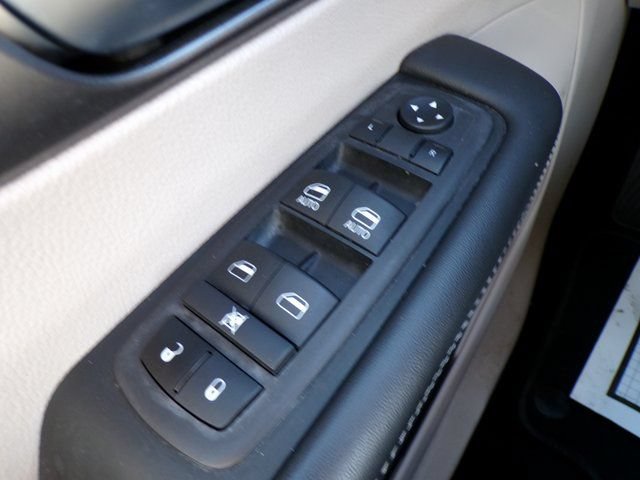 Used 2024 Chrysler Pacifica Touring-L FWD image 24