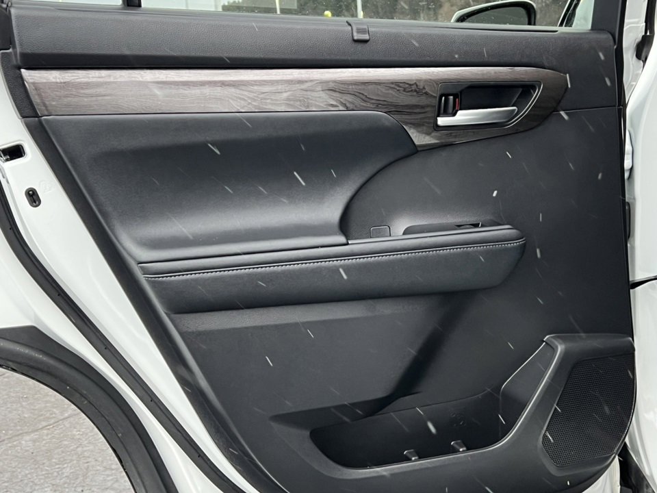 Used 2023 Toyota Highlander Limited image 39