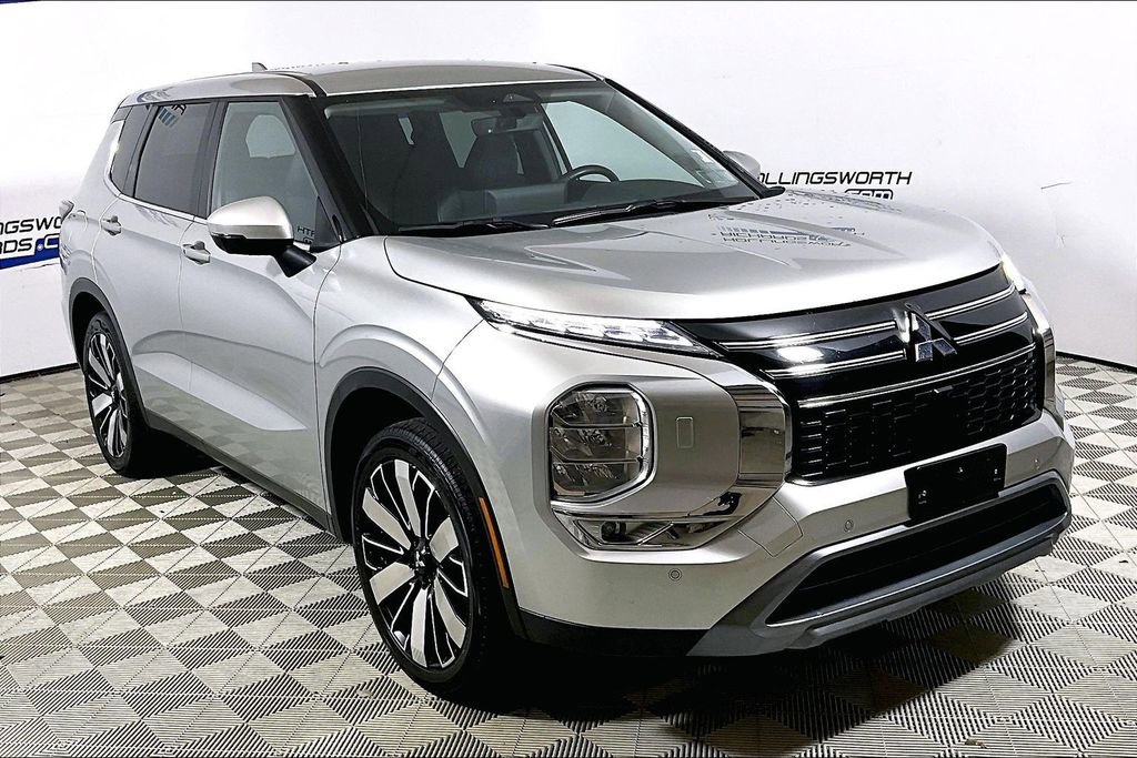 Used 2025 Mitsubishi Outlander SE AWD/4WD image 3