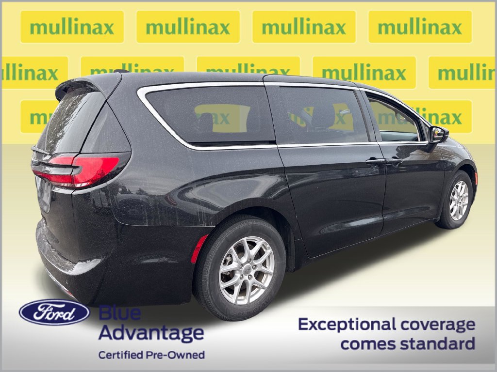 Used 2023 Chrysler Pacifica Touring-L FWD image 3