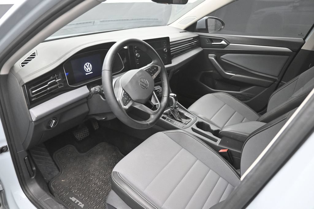 Used 2025 Volkswagen Jetta SE w/ Sunroof Package FWD image 19