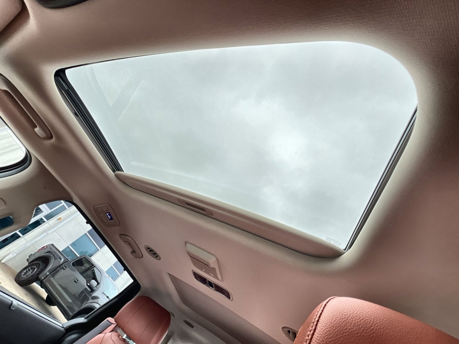 Used 2023 Kia Carnival SX Prestige image 24