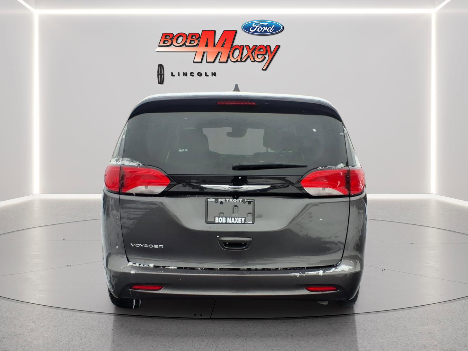 Used 2023 Chrysler Voyager LX image 3