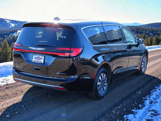 Used 2024 Chrysler Pacifica Select image 4