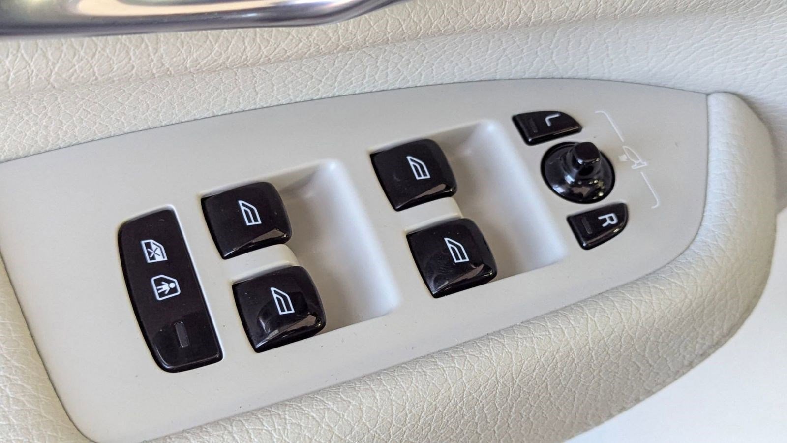 Used 2021 Volvo XC90 T6 Momentum w/ Advanced Package image 23