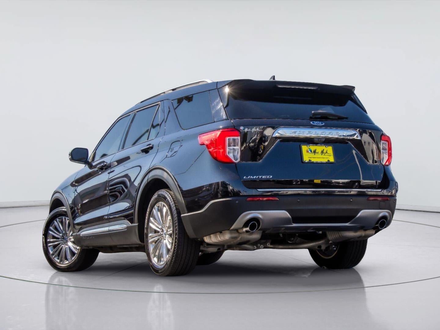 Certified 2024 Ford Explorer Limited w/ Limited Technology Package RWD image 3