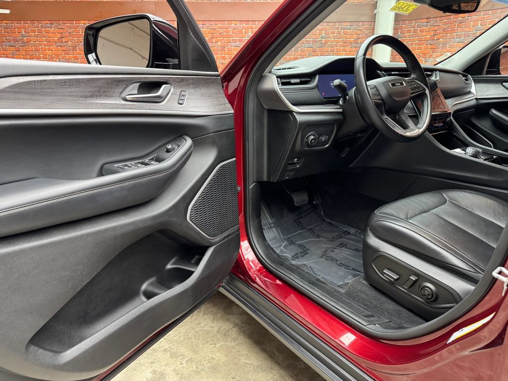Used 2022 Jeep Grand Cherokee L Limited AWD/4WD image 9