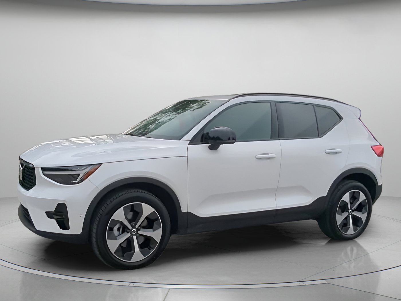 Used 2026 Volvo XC40 B5 Plus AWD/4WD image 14