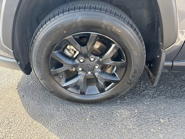 Used 2024 Toyota RAV4 LE FWD image 3