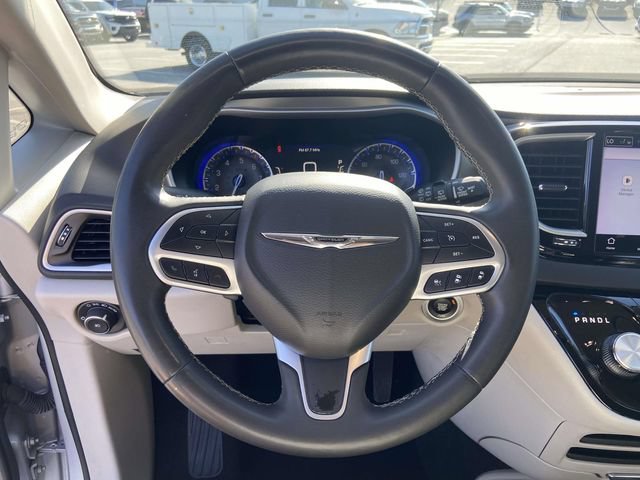 Used 2024 Chrysler Pacifica Touring-L FWD image 19