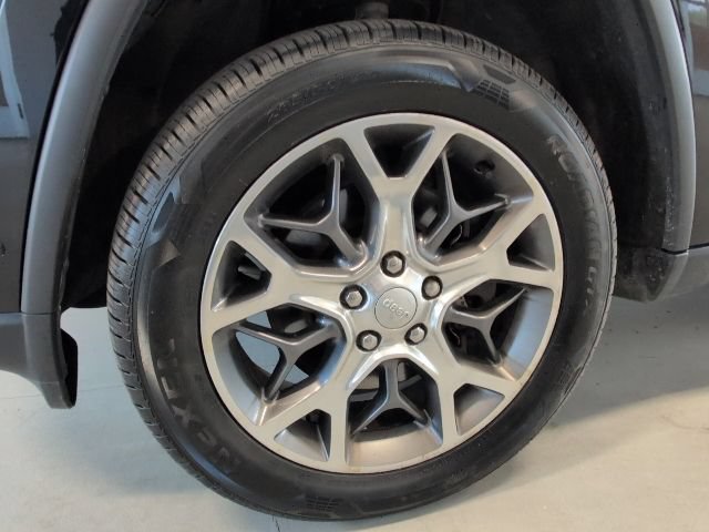 Used 2022 Jeep Grand Cherokee Limited w/ Technology Group AWD/4WD image 9