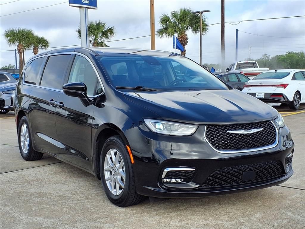 Used 2024 Chrysler Pacifica Touring-L image 7