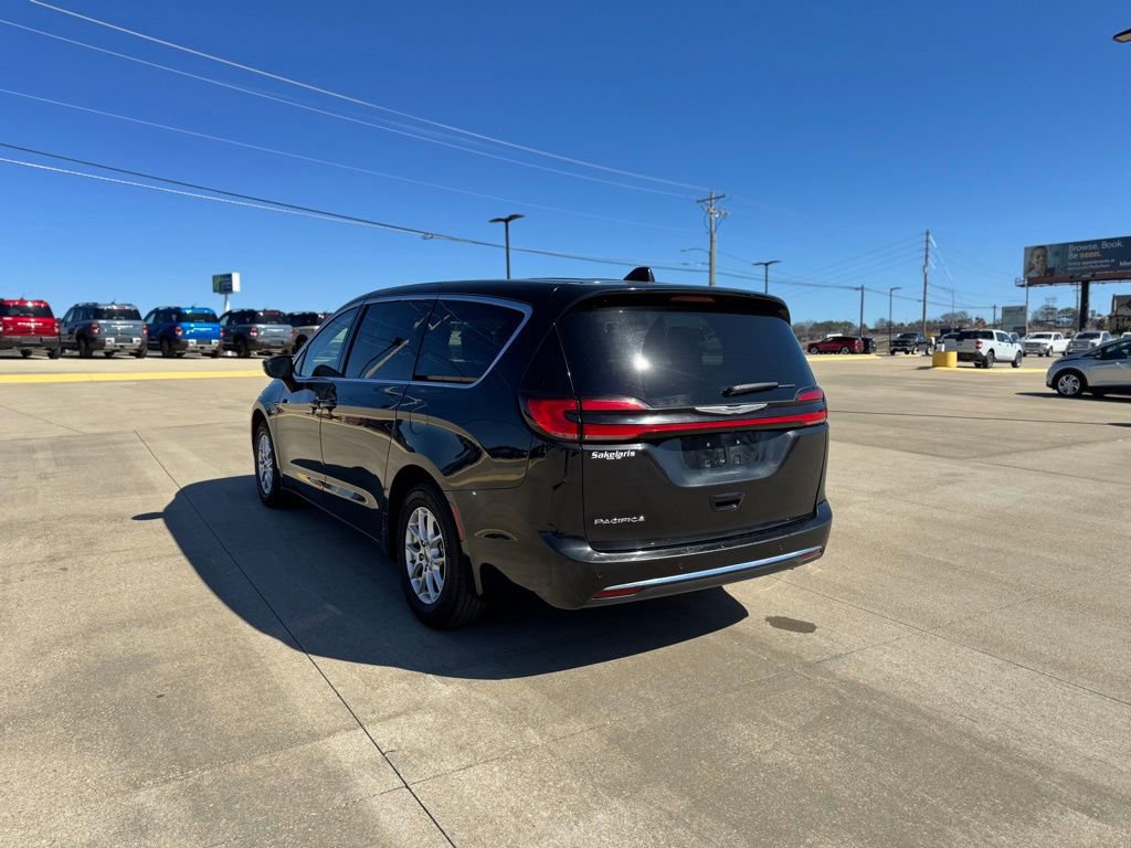 Used 2023 Chrysler Pacifica Touring-L image 5