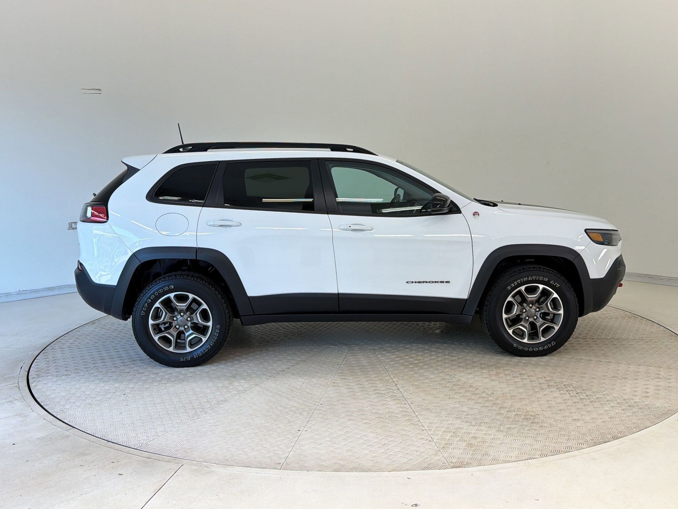 Used 2022 Jeep Cherokee Trailhawk image 6