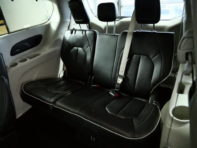 Used 2023 Chrysler Pacifica Limited FWD image 15