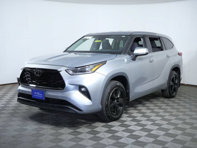 Used 2021 Toyota Highlander LE AWD/4WD image 2