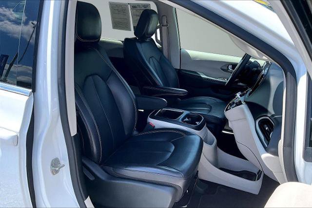 Used 2023 Chrysler Pacifica Touring-L FWD image 7