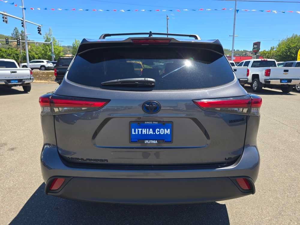 Used 2022 Toyota Highlander LE FWD image 4