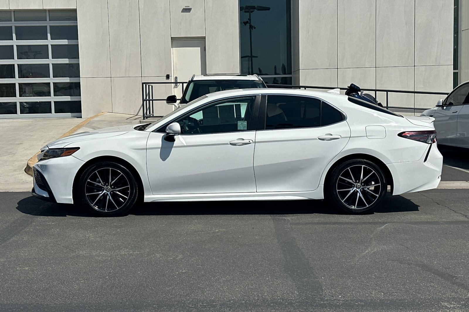Used 2022 Toyota Camry SE w/ Carpet Mat Package (TMS) FWD image 6