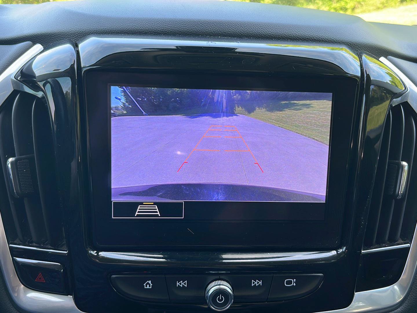 Used 2020 Chevrolet Traverse LT w/ Driver Confidence II Package AWD/4WD image 18