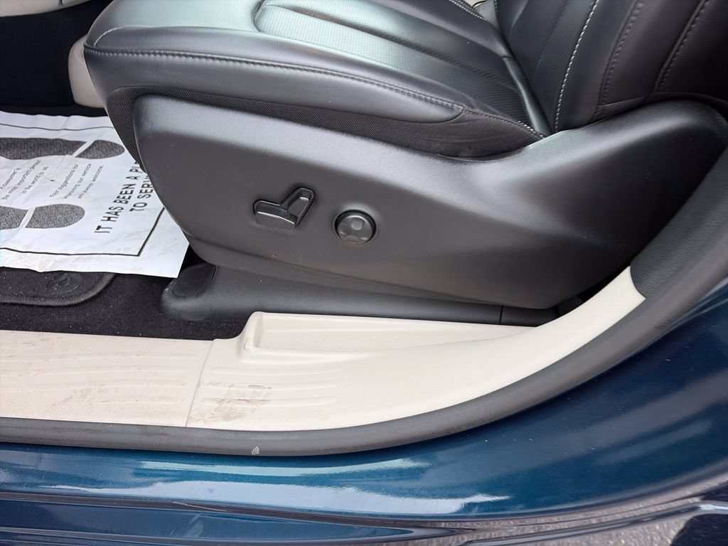 Used 2023 Chrysler Pacifica Touring-L FWD image 13