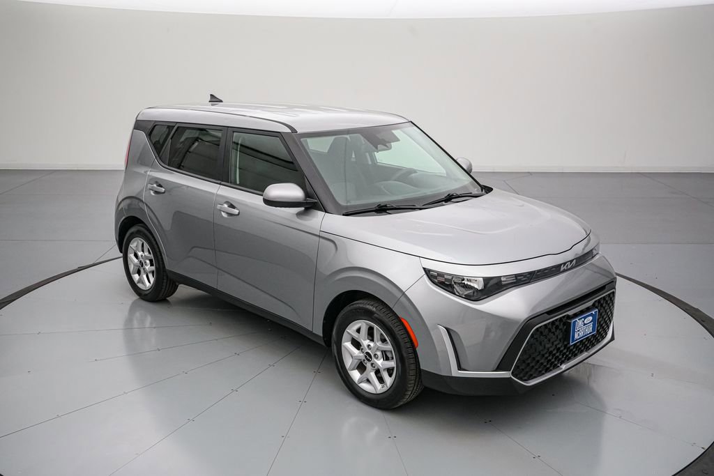 Used 2025 Kia Soul LX FWD image 3