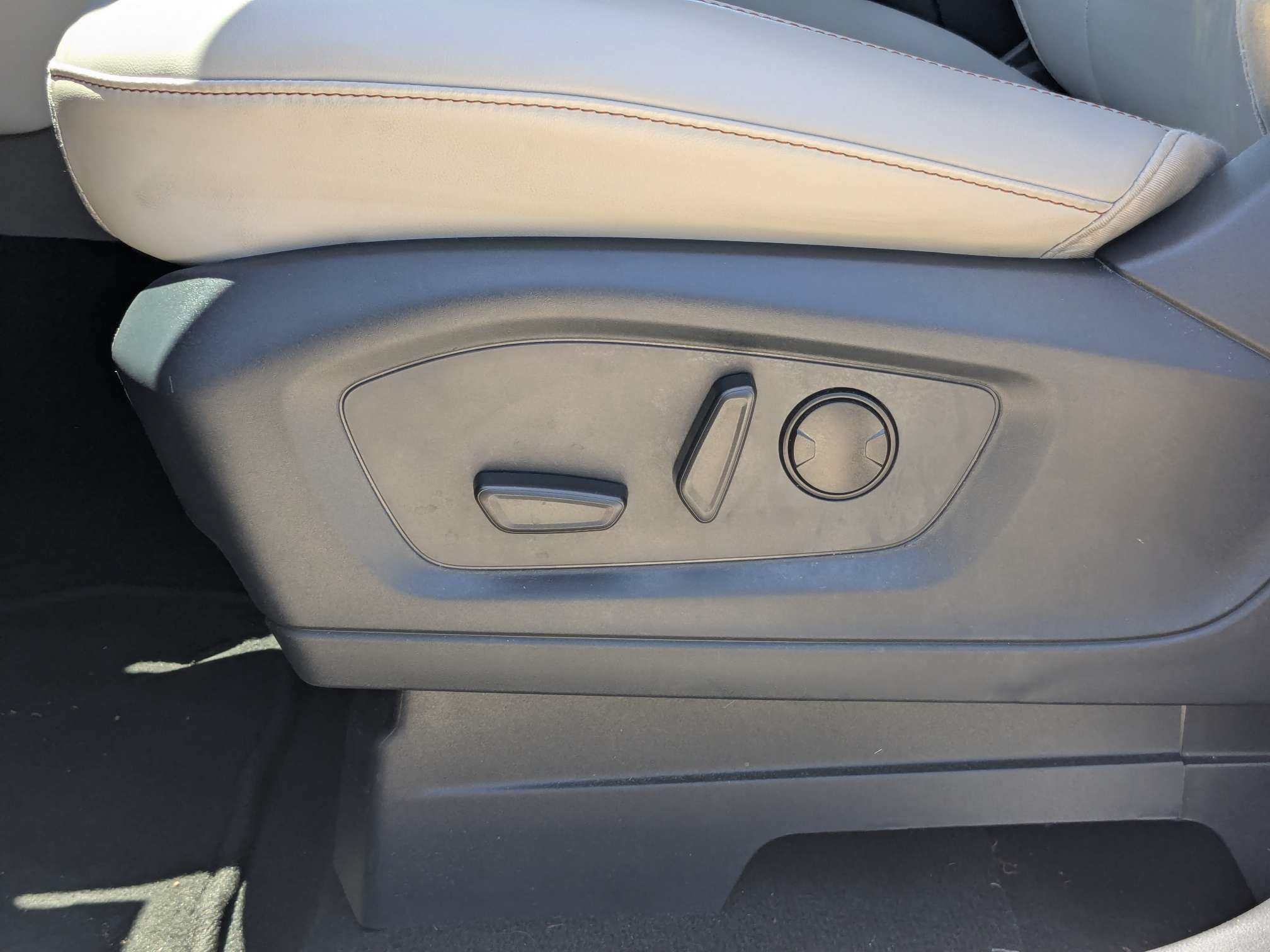 Certified 2025 Ford Explorer Active w/ Active Comfort Package RWD image 21