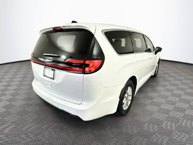 Used 2025 Chrysler Pacifica Select FWD image 11