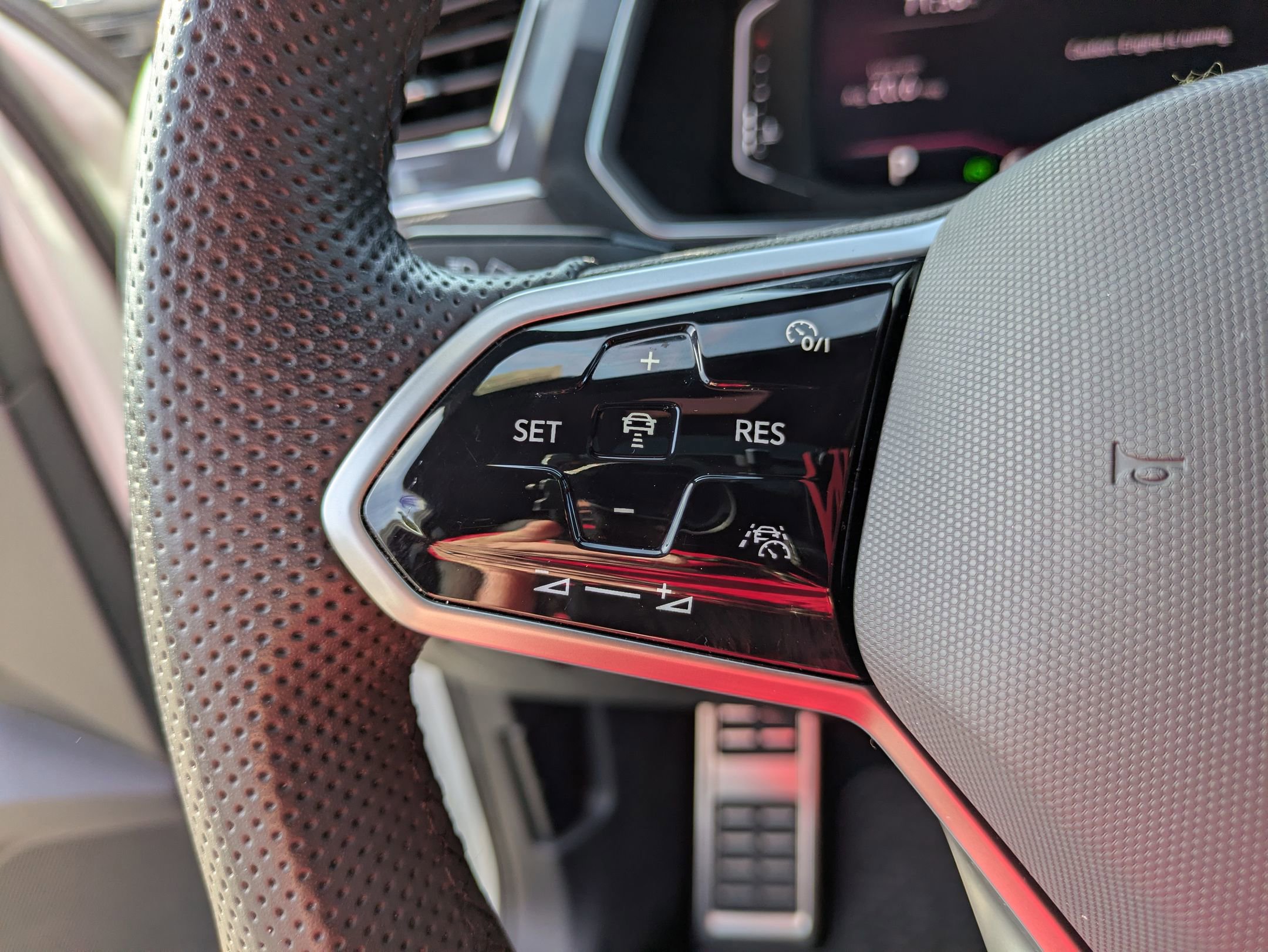 Used 2022 Volkswagen Tiguan SEL R-Line image 18