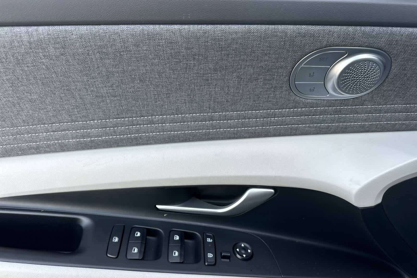 Used 2024 Hyundai Elantra Limited image 12